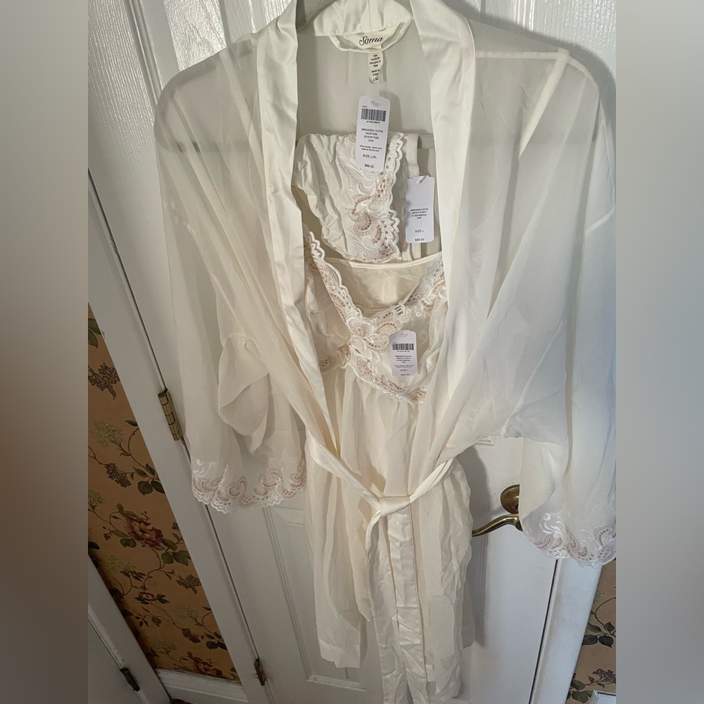 Soma Ivory Sheer Lace-Trim Shiffon Robe and Chemise Set
